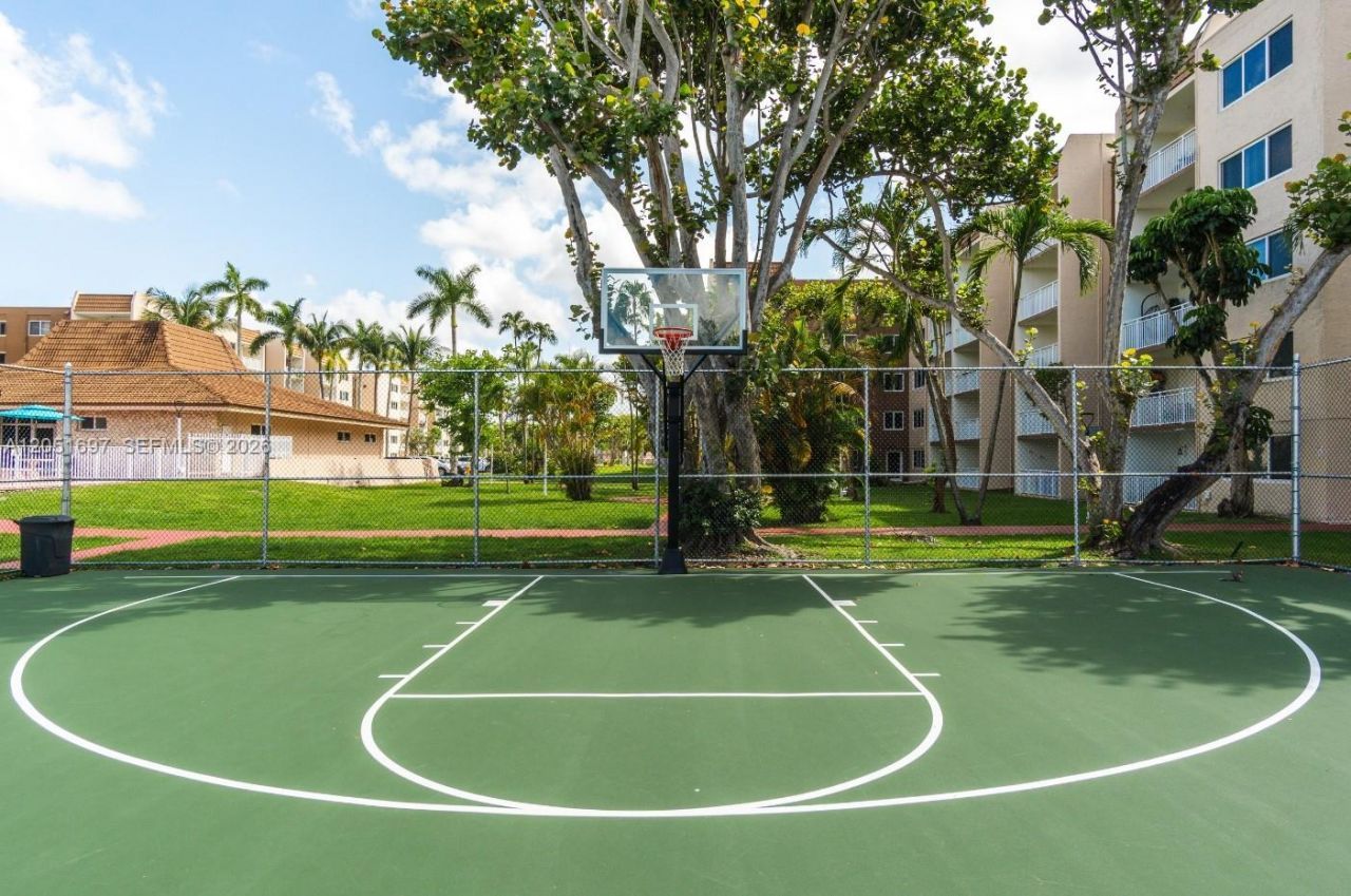 6950 Miami Gardens Dr, Unit 2-501, Hialeah, FL 33015 Photo
