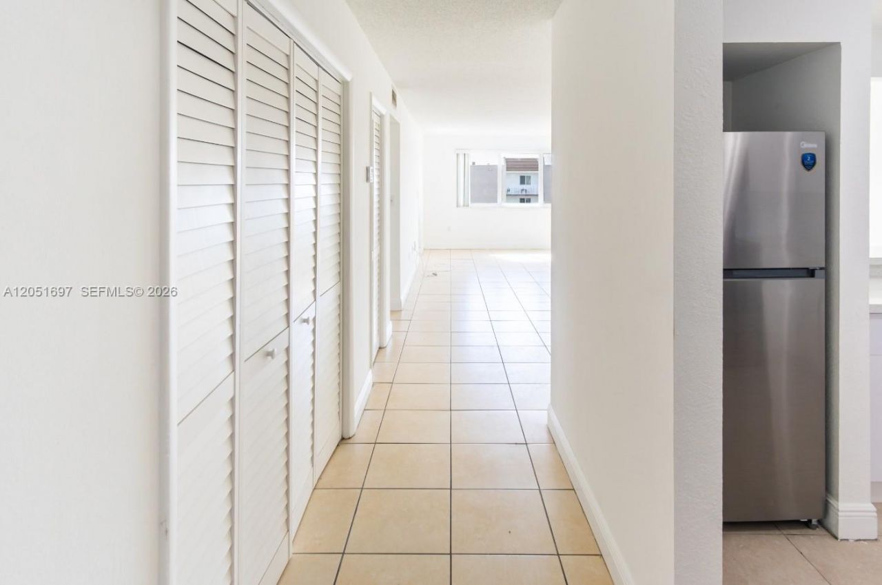 6950 Miami Gardens Dr, Unit 2-501, Hialeah, FL 33015 Photo