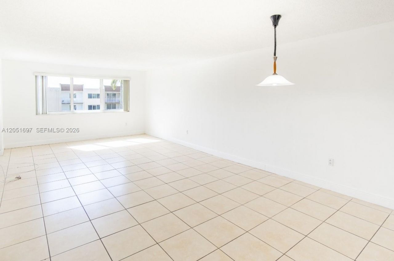 6950 Miami Gardens Dr, Unit 2-501, Hialeah, FL 33015 Photo