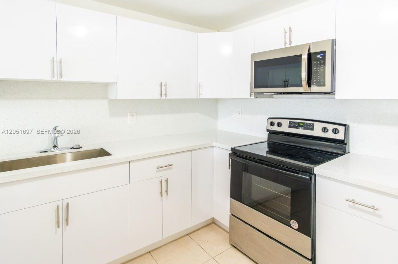 6950 Miami Gardens Dr, Unit 2-501, Hialeah, FL 33015 Photo