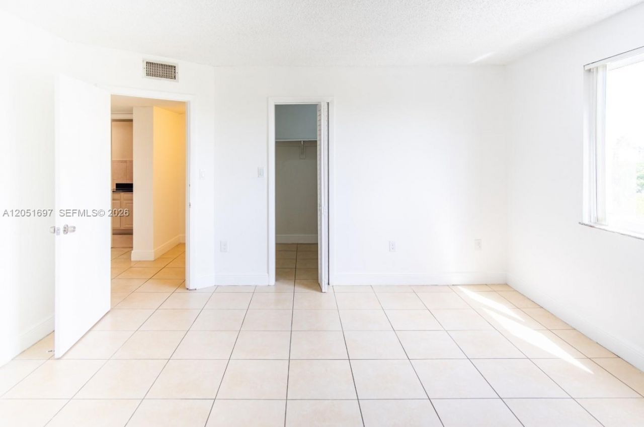 6950 Miami Gardens Dr, Unit 2-501, Hialeah, FL 33015 Photo