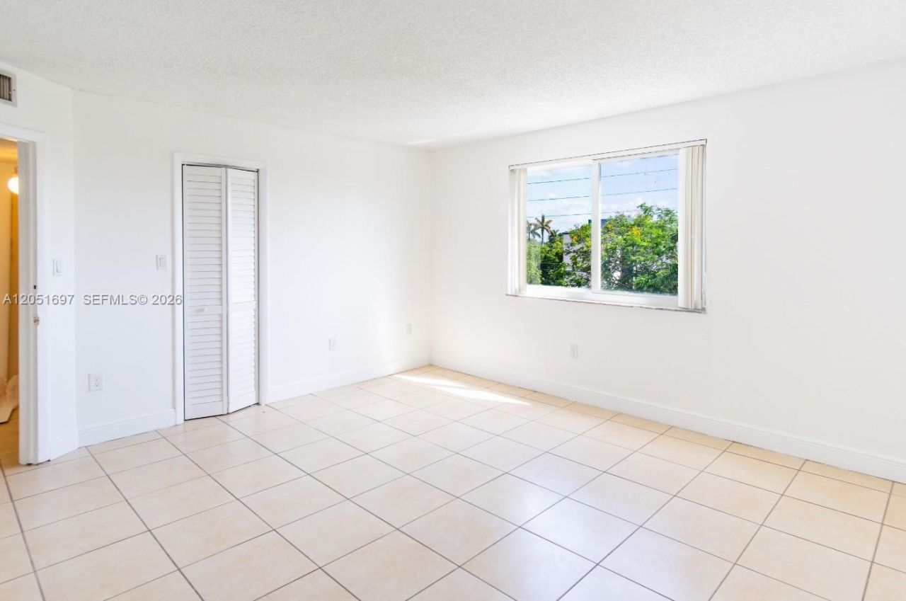 6950 Miami Gardens Dr, Unit 2-501, Hialeah, FL 33015 Photo