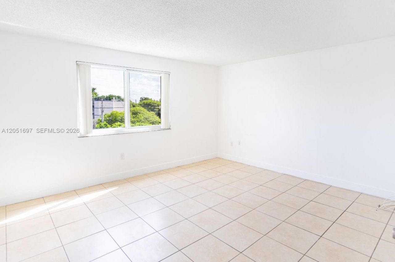6950 Miami Gardens Dr, Unit 2-501, Hialeah, FL 33015 Photo