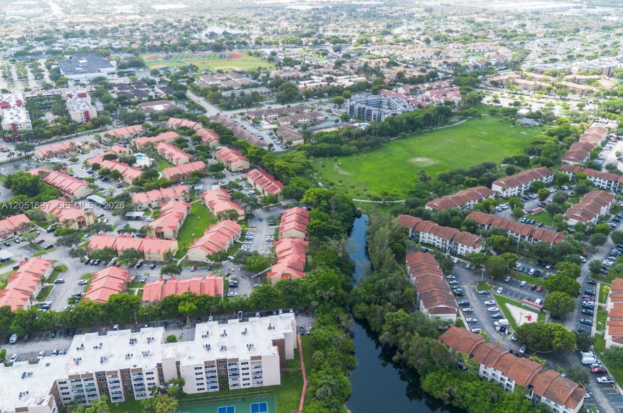 6950 Miami Gardens Dr, Unit 2-501, Hialeah, FL 33015 Photo