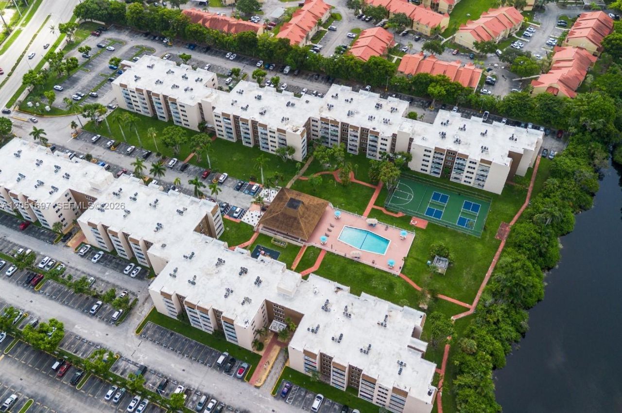6950 Miami Gardens Dr, Unit 2-501, Hialeah, FL 33015 Photo