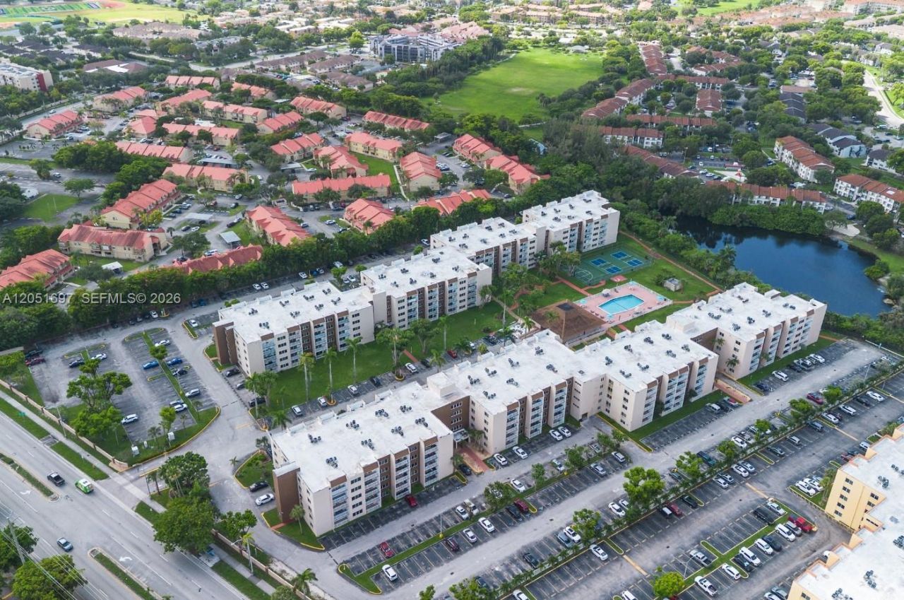 6950 Miami Gardens Dr, Unit 2-501, Hialeah, FL 33015 Photo