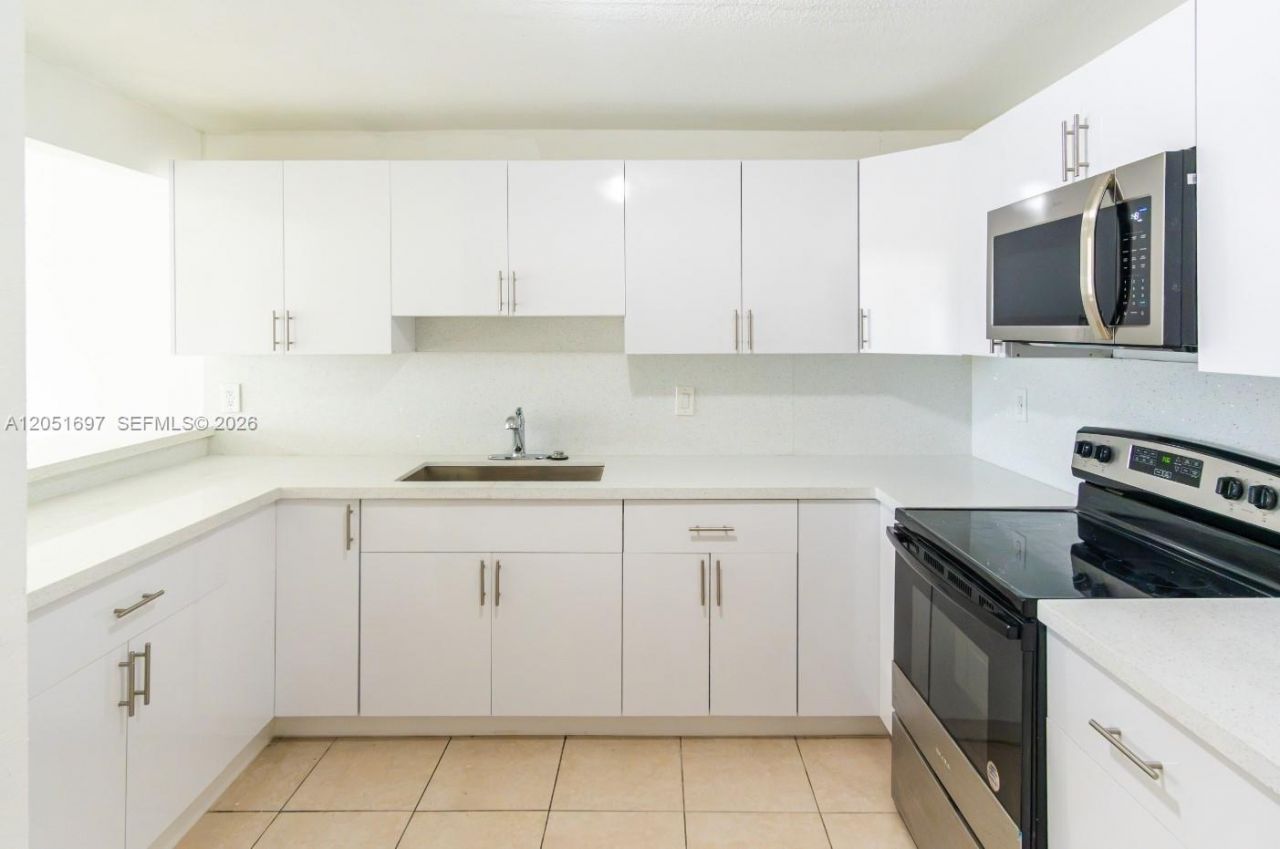 6950 Miami Gardens Dr, Unit 2-501, Hialeah, FL 33015 Photo