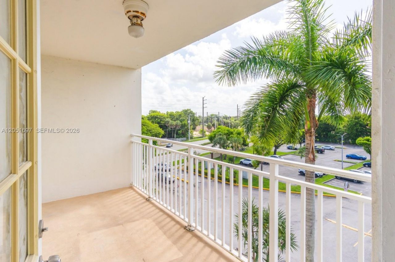 6950 Miami Gardens Dr, Unit 2-501, Hialeah, FL 33015 Photo