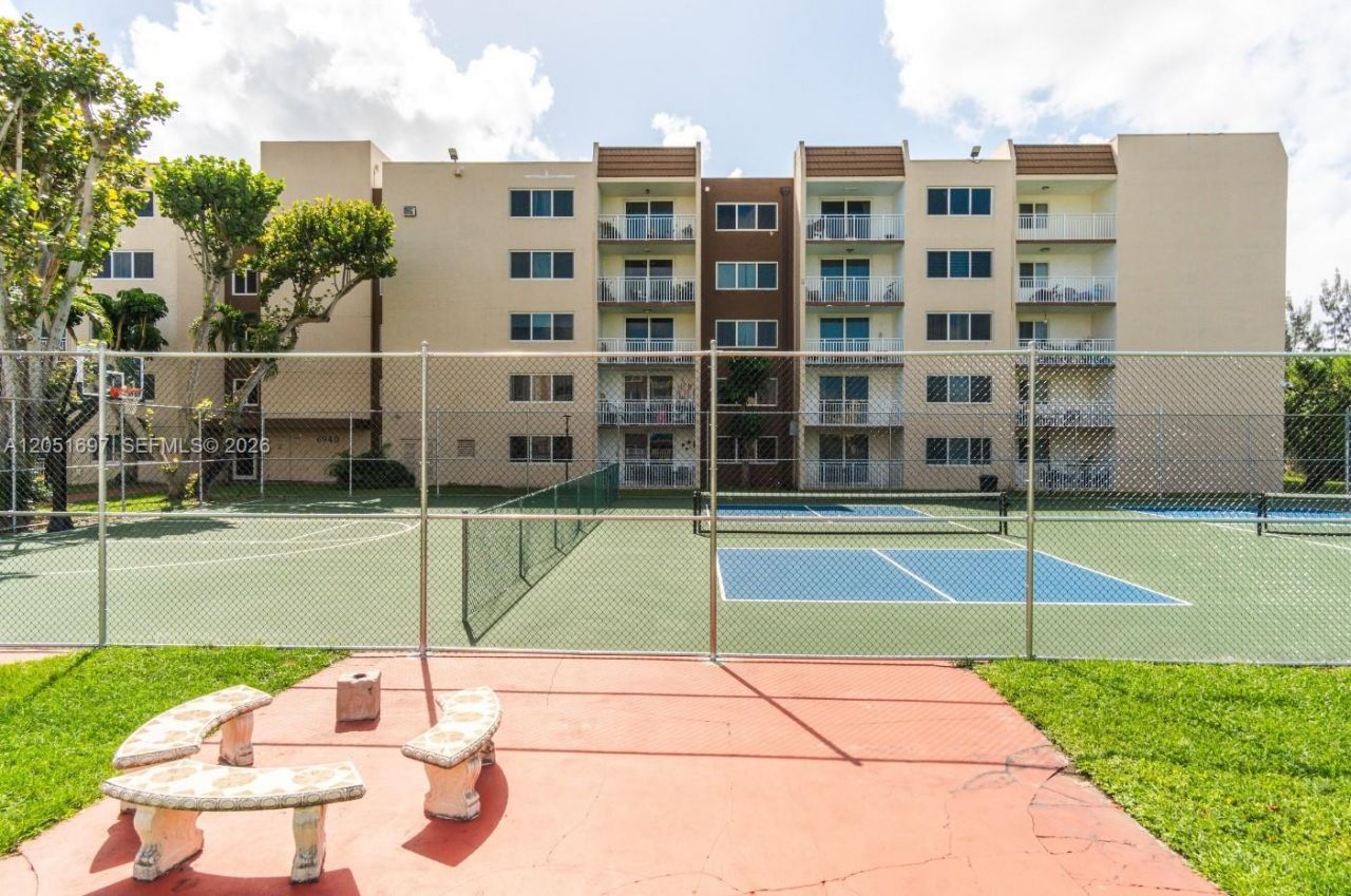 6950 Miami Gardens Dr, Unit 2-501, Hialeah, FL 33015 Photo