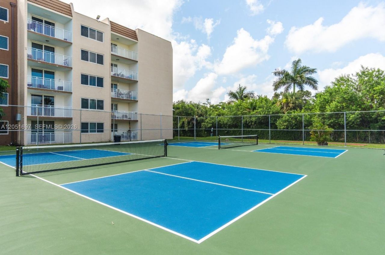 6950 Miami Gardens Dr, Unit 2-501, Hialeah, FL 33015 Photo