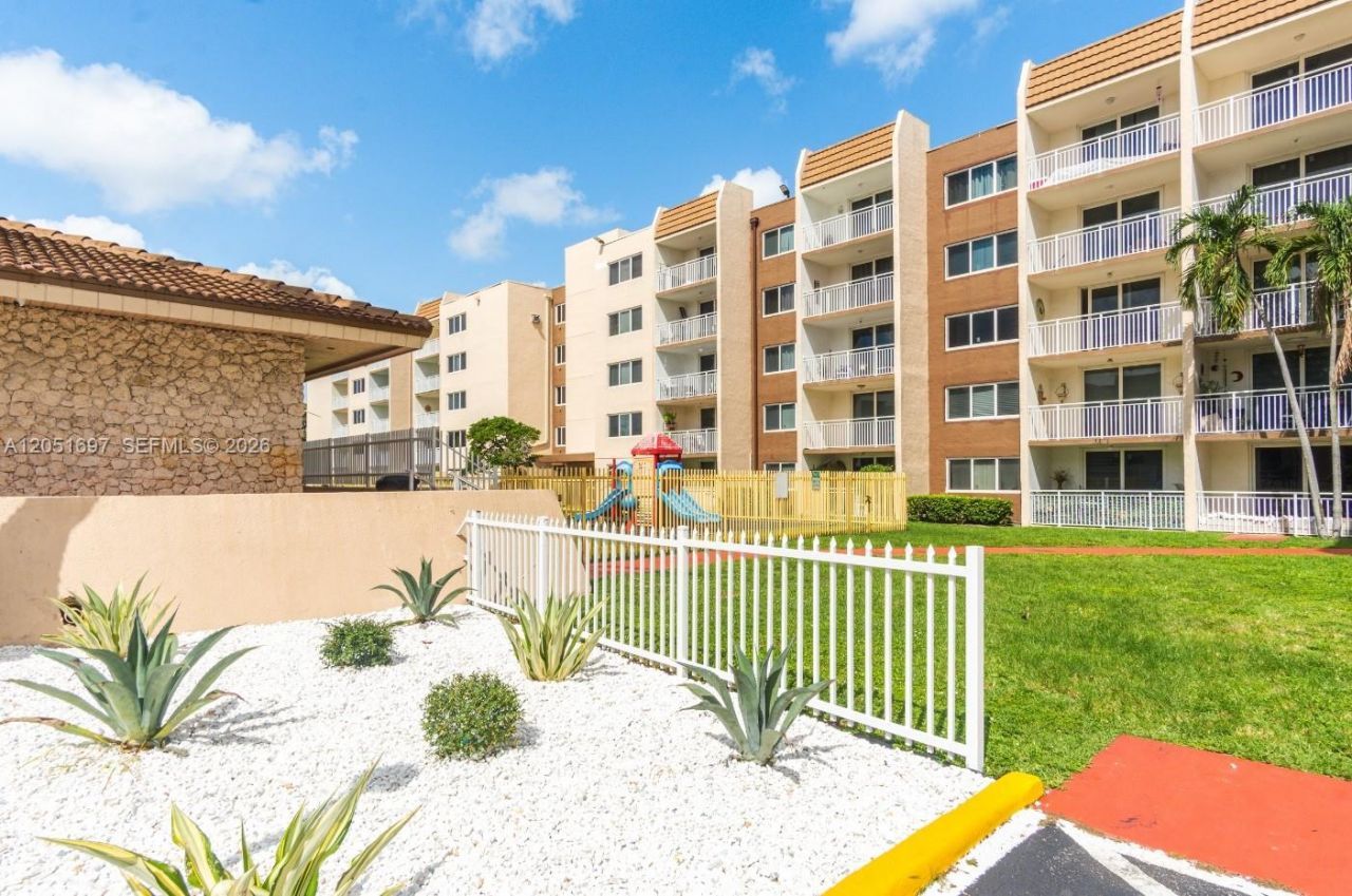 6950 Miami Gardens Dr, Unit 2-501, Hialeah, FL 33015 Photo