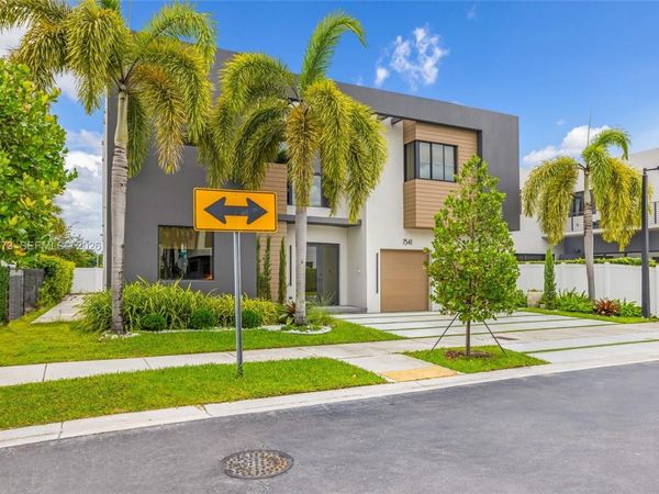 7541 NW 100th Ave , Doral, FL 33178