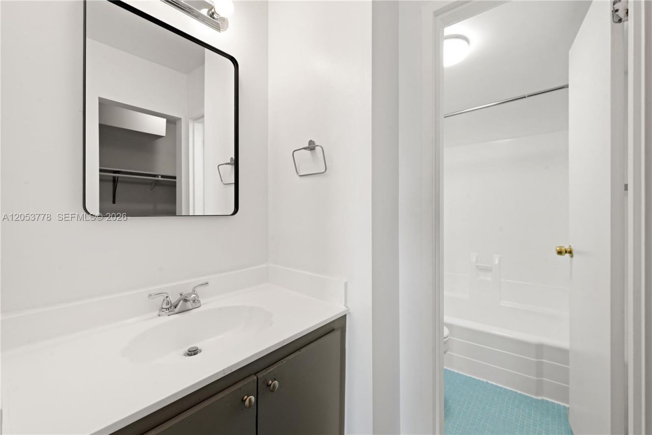 2350 NE 135th St , Unit 812, North Miami, FL 33181 Photo