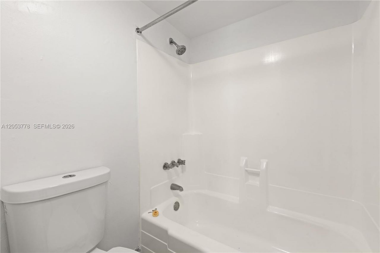 2350 NE 135th St , Unit 812, North Miami, FL 33181 Photo