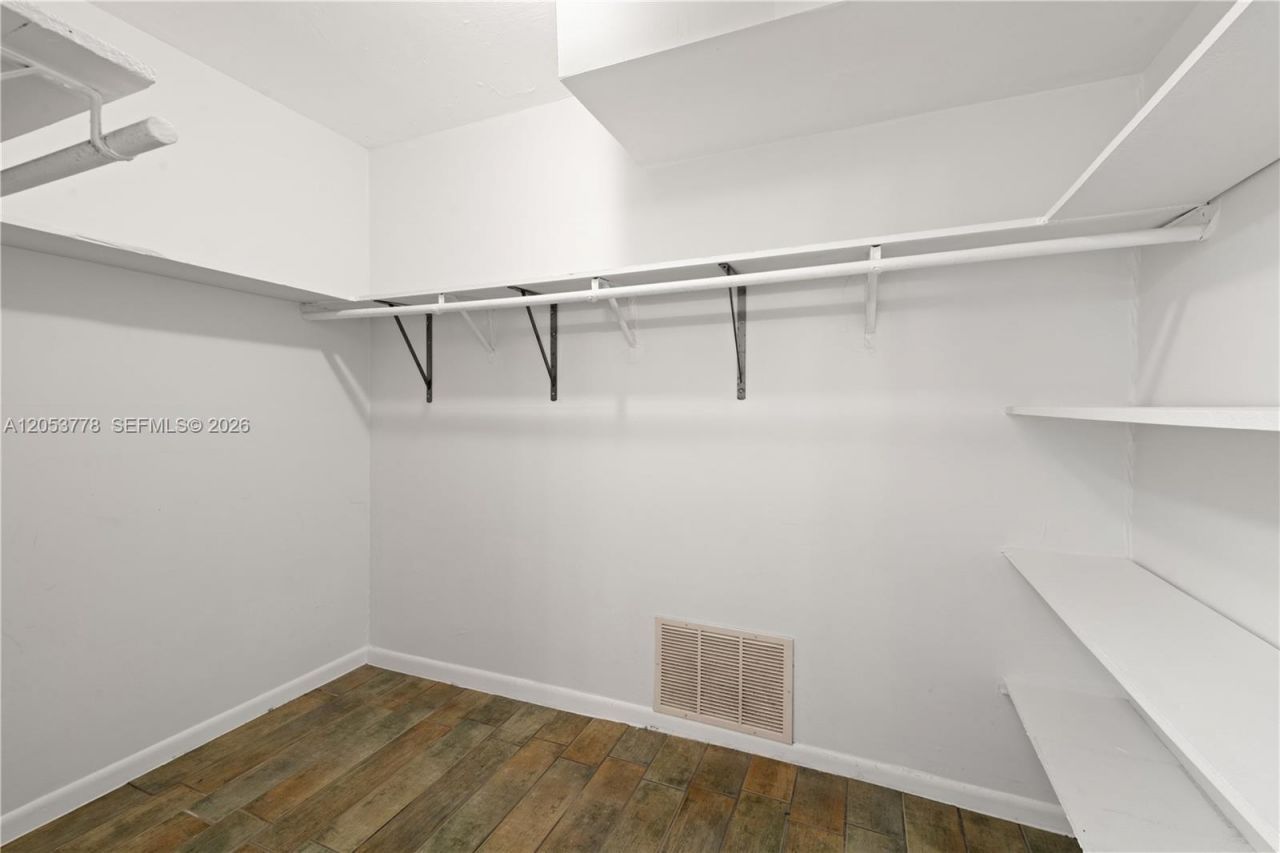 2350 NE 135th St , Unit 812, North Miami, FL 33181 Photo