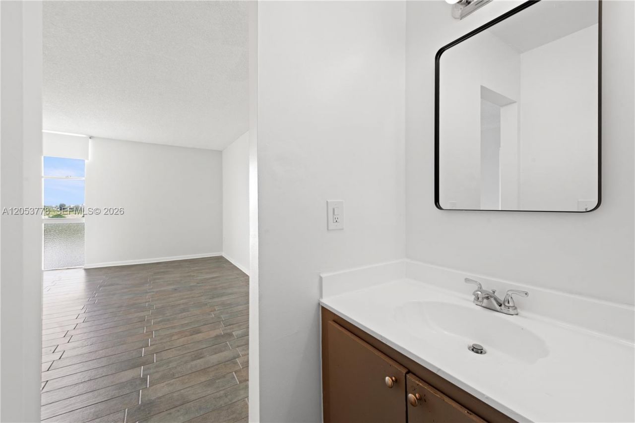 2350 NE 135th St , Unit 812, North Miami, FL 33181 Photo