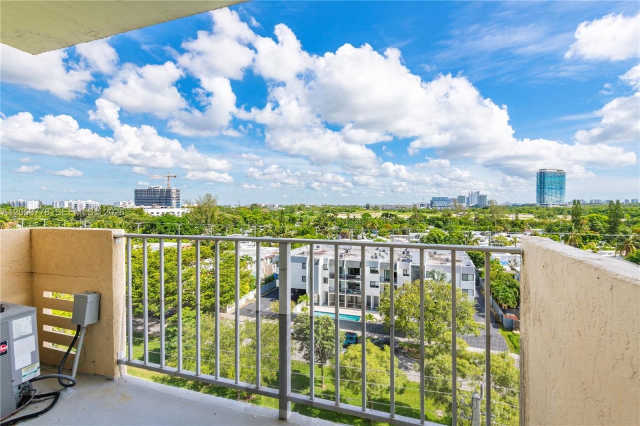 2350 NE 135th St , Unit 812, North Miami, FL 33181 Photo