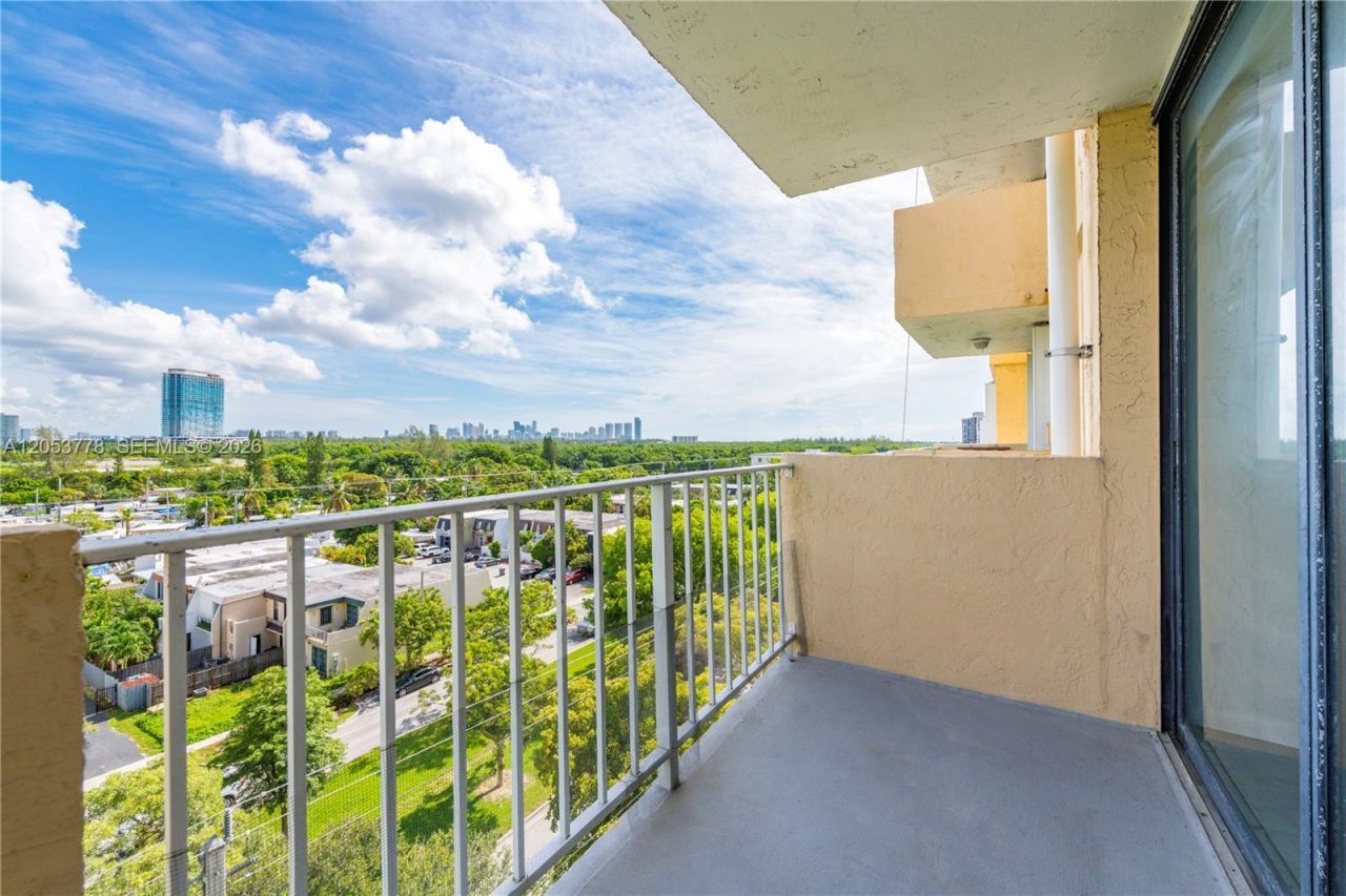 2350 NE 135th St , Unit 812, North Miami, FL 33181 Photo