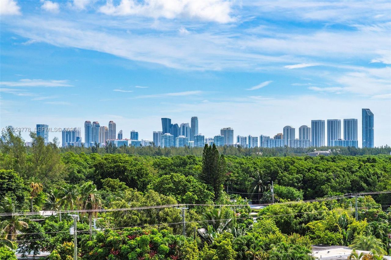 2350 NE 135th St , Unit 812, North Miami, FL 33181 Photo