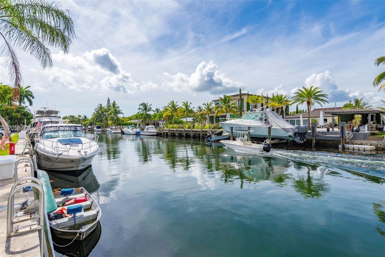 2350 NE 135th St , Unit 812, North Miami, FL 33181 Photo