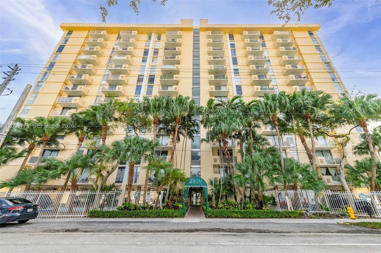 2350 NE 135th St , Unit 812, North Miami, FL 33181 Photo