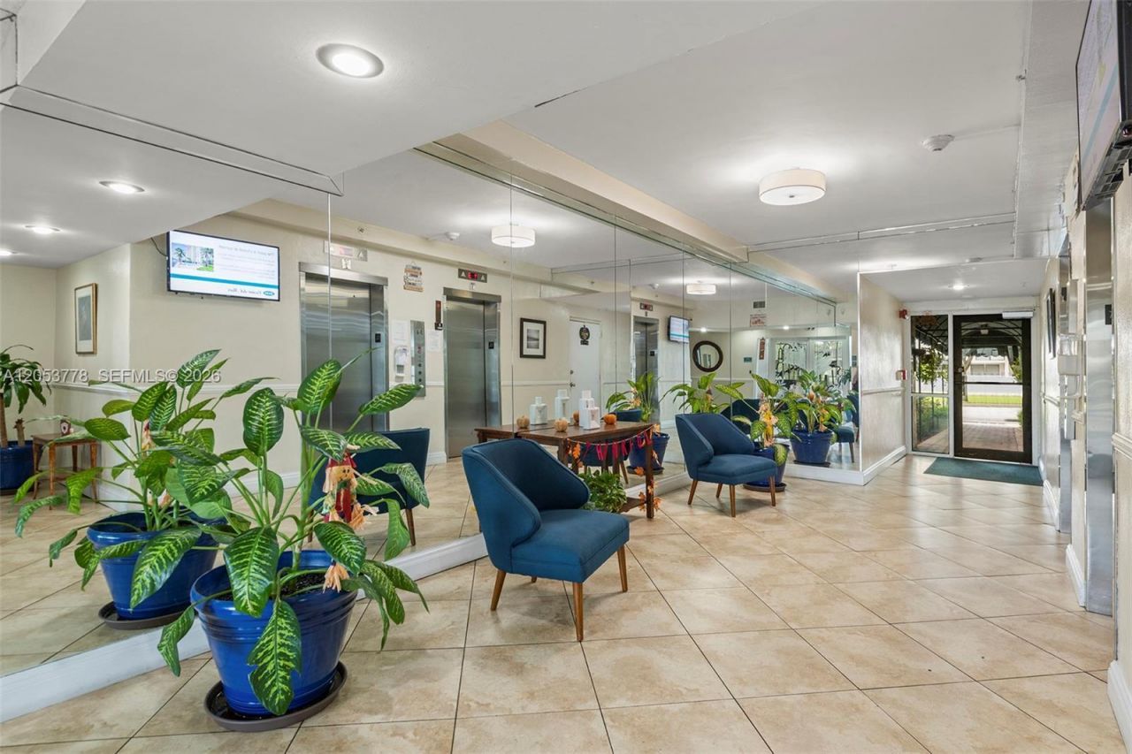 2350 NE 135th St , Unit 812, North Miami, FL 33181 Photo