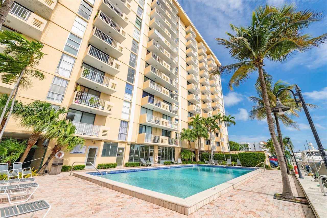 2350 NE 135th St , Unit 812, North Miami, FL 33181 Photo