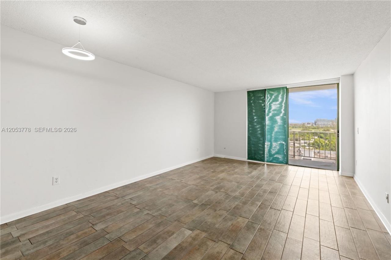 2350 NE 135th St , Unit 812, North Miami, FL 33181 Photo