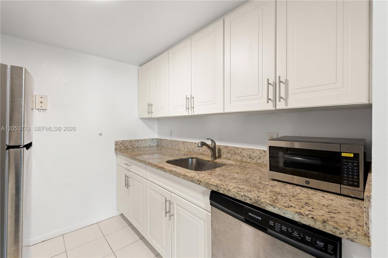 2350 NE 135th St , Unit 812, North Miami, FL 33181 Photo