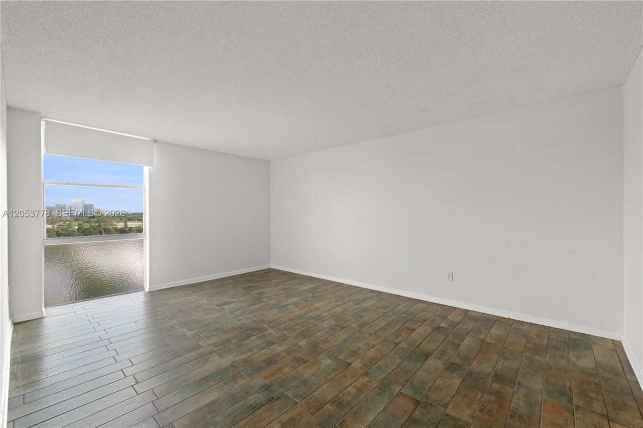 2350 NE 135th St , Unit 812, North Miami, FL 33181 Photo