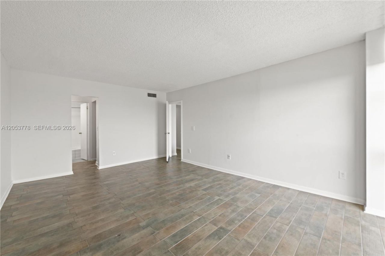 2350 NE 135th St , Unit 812, North Miami, FL 33181 Photo