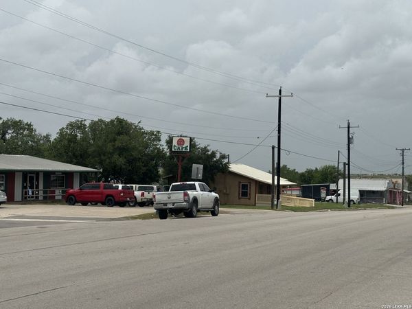 201 W CALVERT AVE, Karnes City, TX 78118