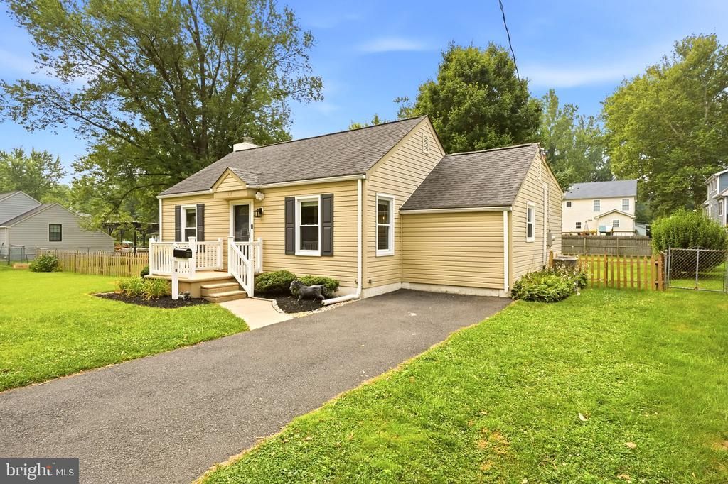 135 LONGSHORE AVENUE, YARDLEY, PA 19067