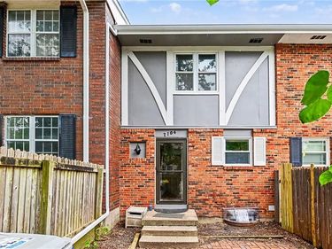 7104 NW Chapel Woods Lane, Kansas City, MO 64152