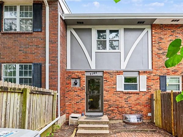 7104 NW Chapel Woods Lane, Kansas City, MO 64152