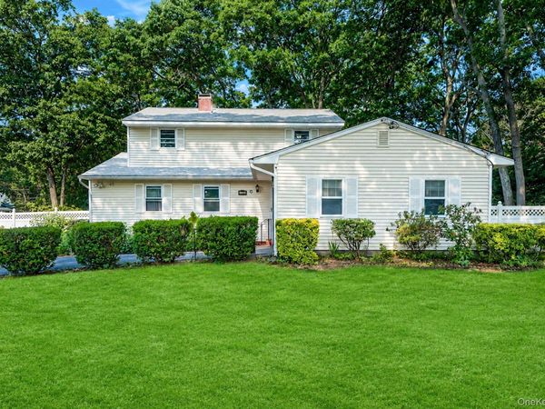 128 Avenue B , Holbrook, NY 11741
