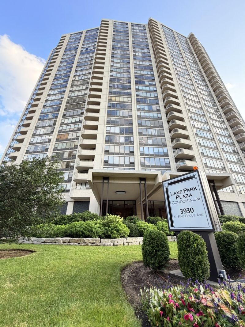 3930 N Pine Grove Avenue , Chicago, IL 60613