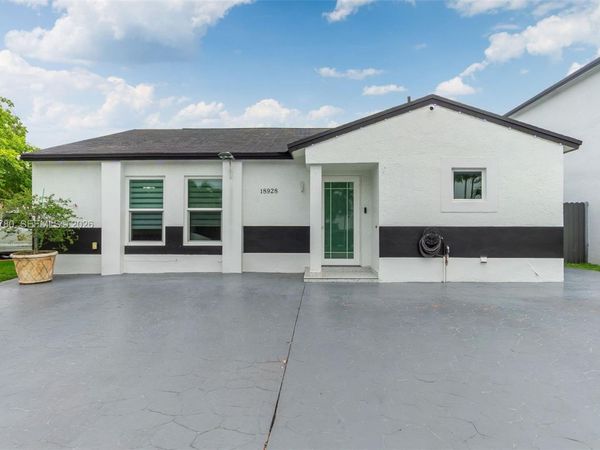 18928 NW 63rd Ct Cir, Hialeah, FL 33015