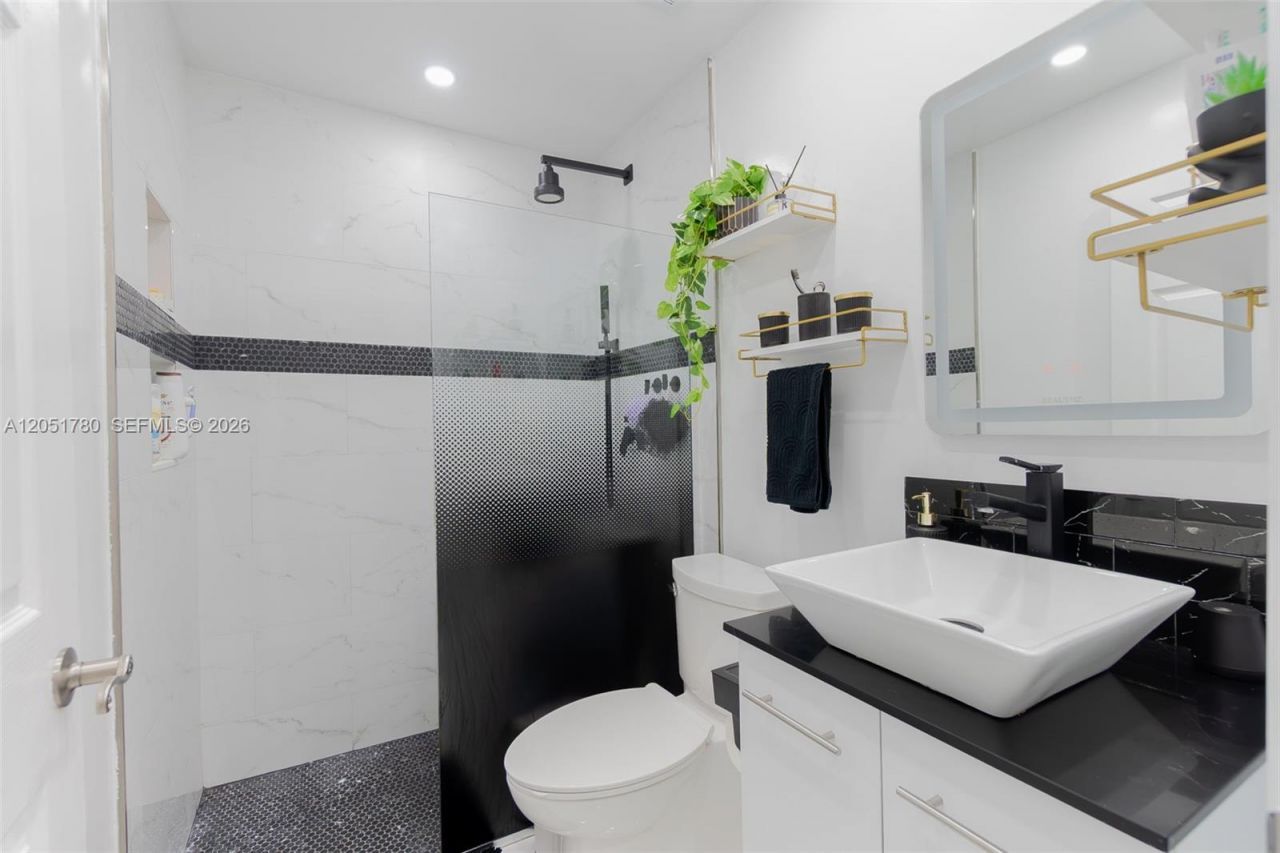 18928 NW 63rd Ct Cir, Hialeah, FL 33015 Photo