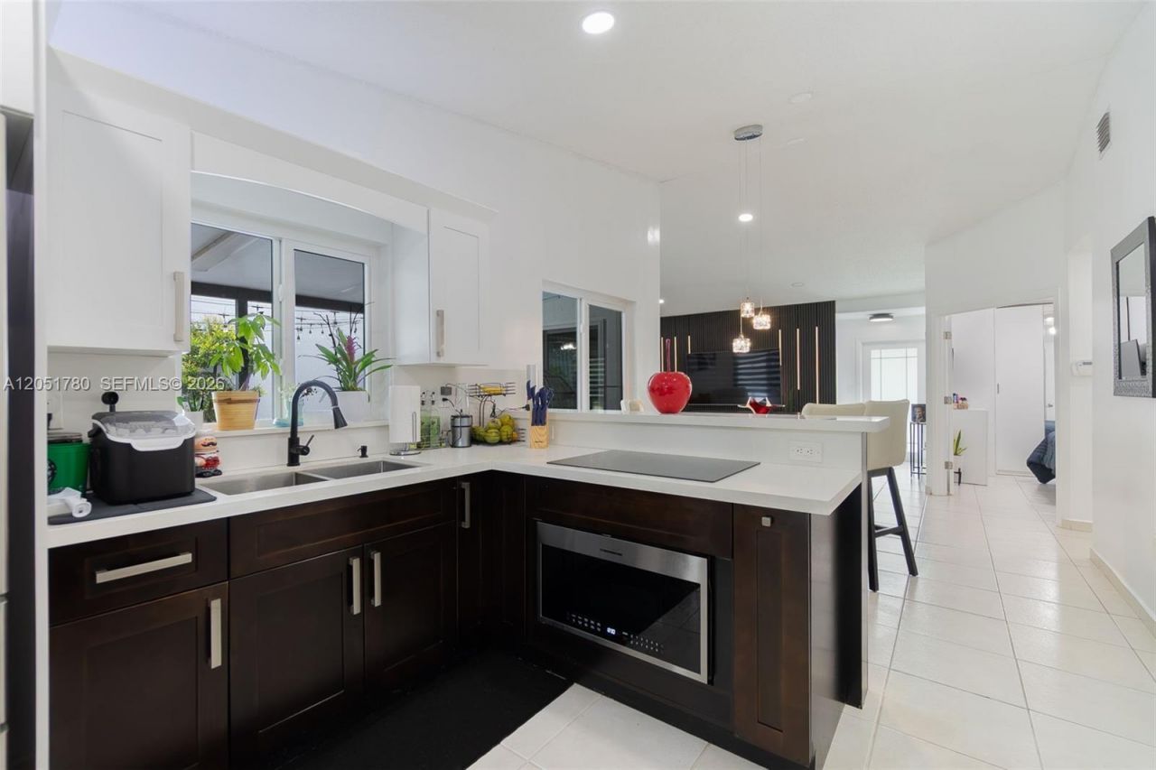 18928 NW 63rd Ct Cir, Hialeah, FL 33015 Photo
