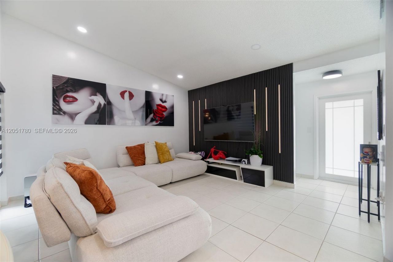 18928 NW 63rd Ct Cir, Hialeah, FL 33015 Photo