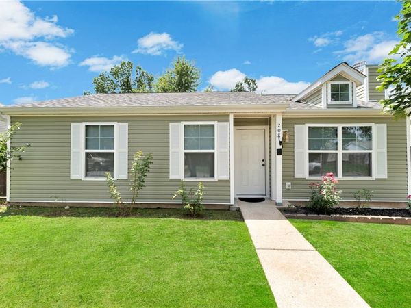 208 SE 17th Street, Bentonville, AR 72712
