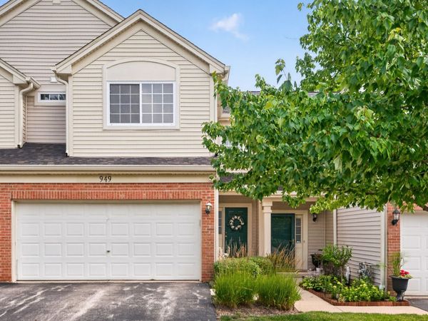 949 Tanager Court , Glen Ellyn, IL 60137