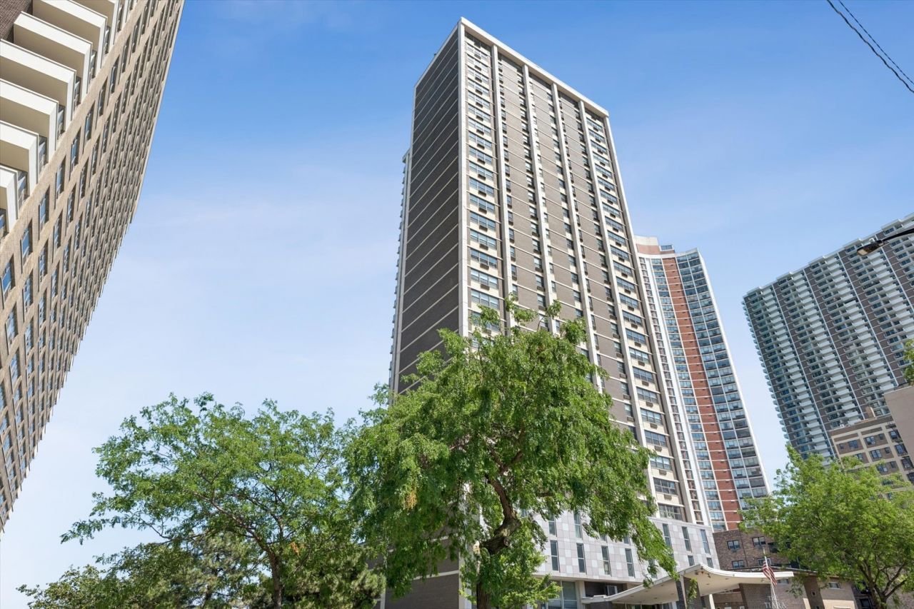 6147 N Sheridan Road, Chicago, IL 60660