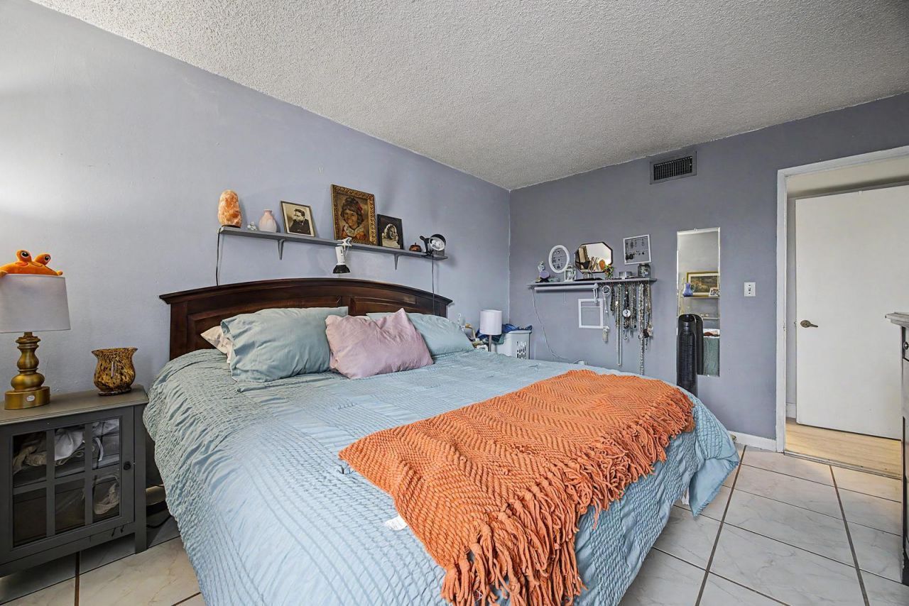 240 W Park Drive, Unit 201-4, Miami, FL 33172 Photo