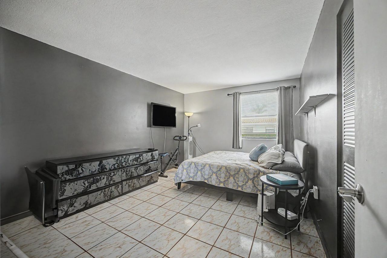 240 W Park Drive, Unit 201-4, Miami, FL 33172 Photo