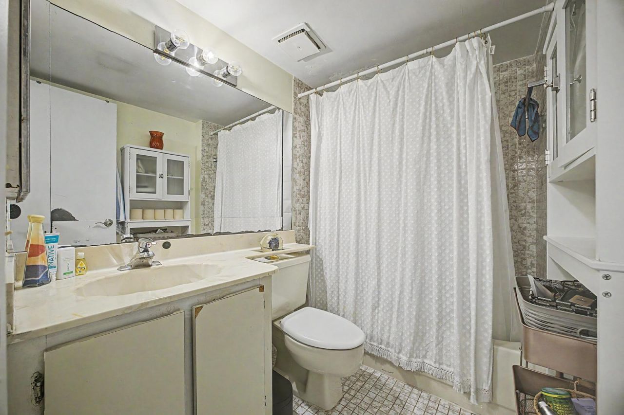 240 W Park Drive, Unit 201-4, Miami, FL 33172 Photo