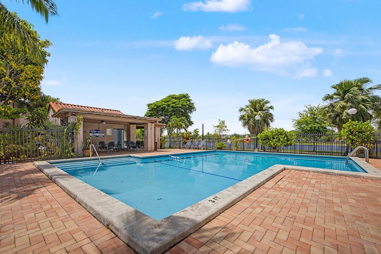 240 W Park Drive, Unit 201-4, Miami, FL 33172 Photo