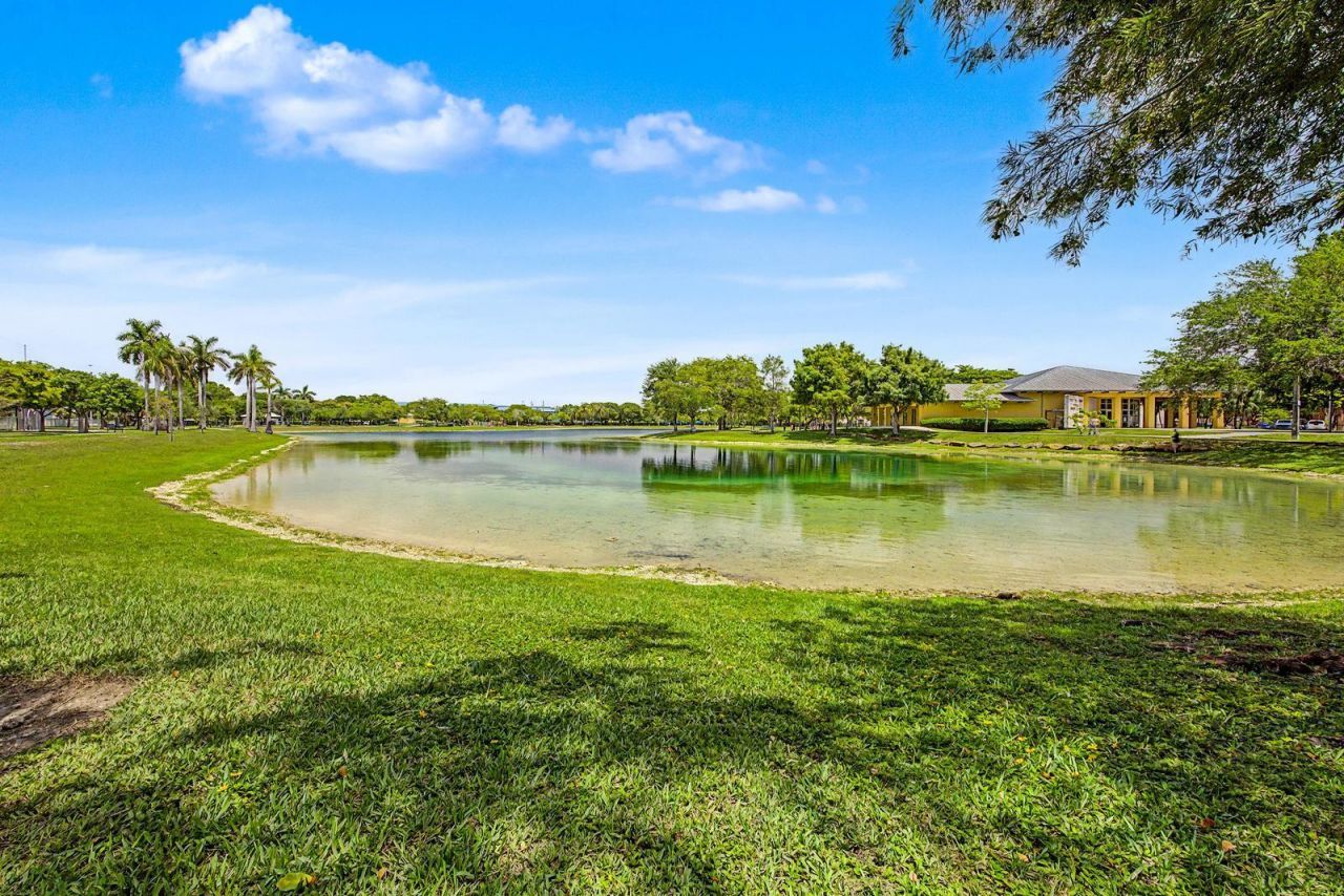 240 W Park Drive, Unit 201-4, Miami, FL 33172 Photo