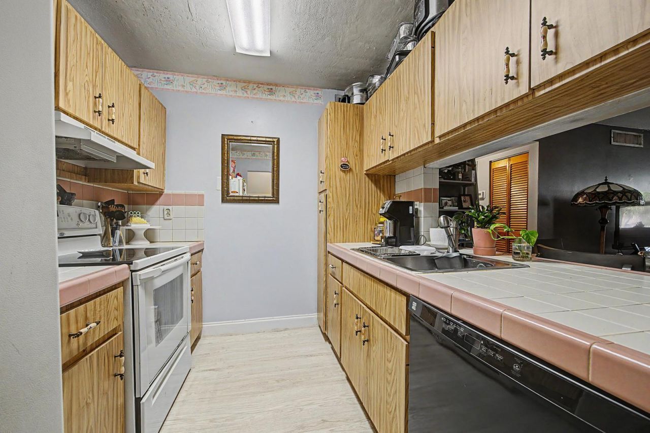 240 W Park Drive, Unit 201-4, Miami, FL 33172 Photo